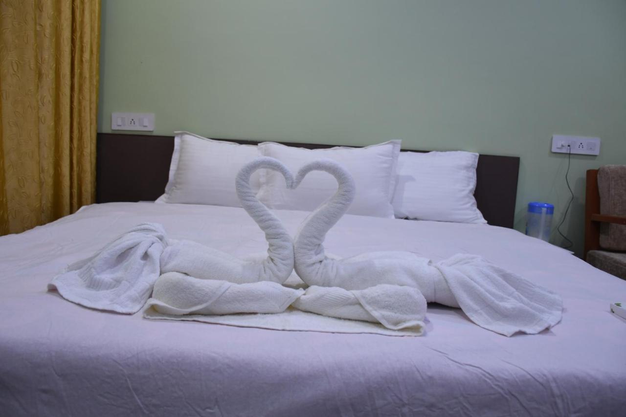 Hotel Aayes And Resort Shānti Niketan Habitación foto