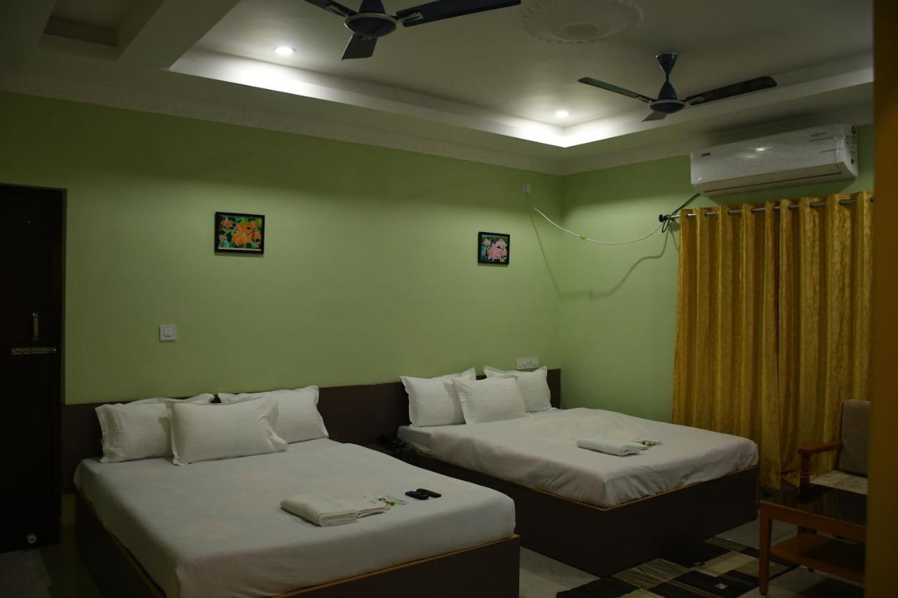 Hotel Aayes And Resort Shānti Niketan Habitación foto